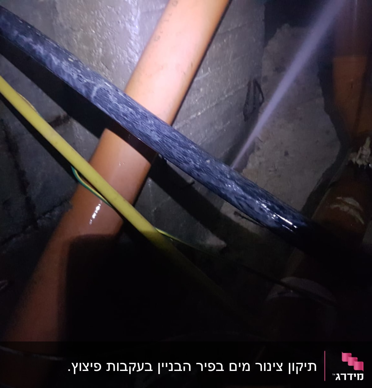צינורות כתומים וחוטים במערכת אינסטלציה